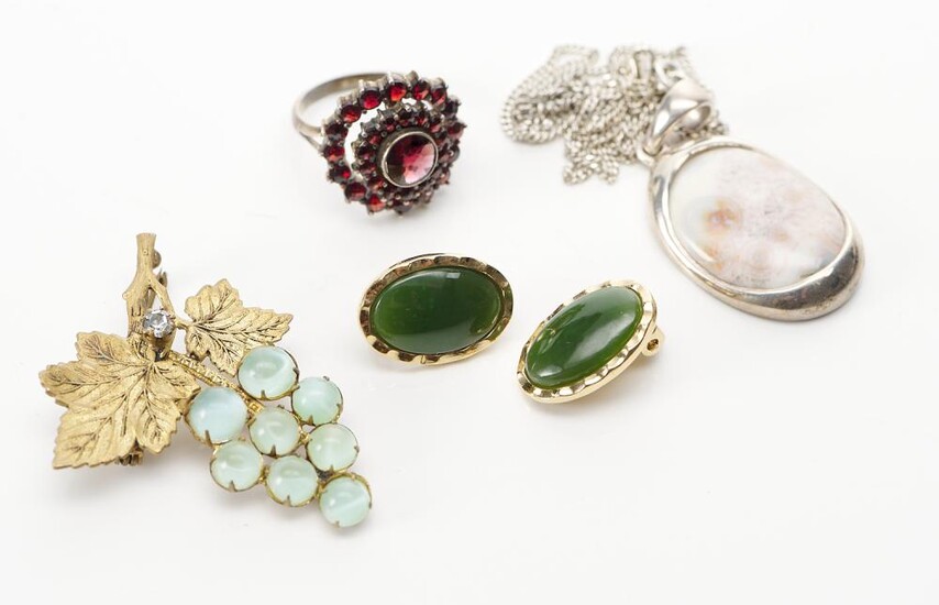 A COLLECTION OF VINTAGE AND MODERN COSTUME JEWELLERY COMPRISING A BROOCH, A PENDANT, A PAIR OF OF CLIP EARRINGS AND A RING (SIZE M)