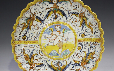 A Deruta maiolica crespina, early 17th century, painted to the centre with a circular panel of a win