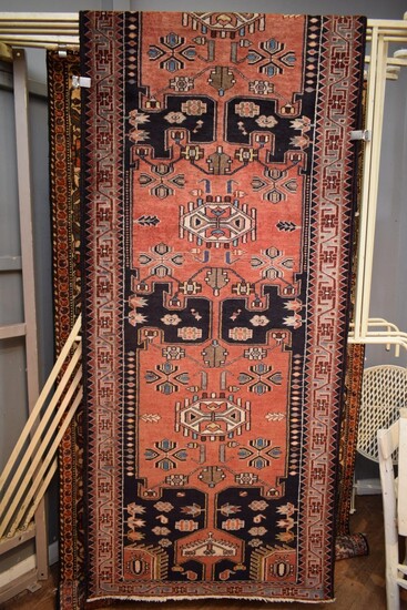 A FINE RARE PERSIAN NAHAVAND HALL RUNNER. 100% WOOL. SOLID & HARD-WEARING. FINELY HAND-KNOTTED VILLAGE WEAVE WITH RARE DESIGN OF HEX...
