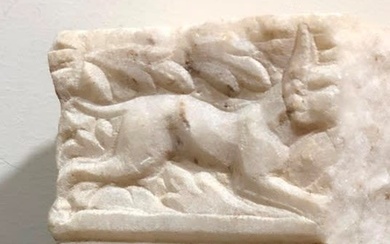 A MARBLE RELIEF FRAGMENT DEPICTING A DOG.