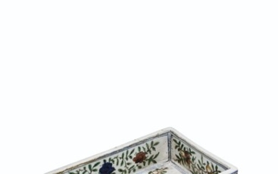A RARE RECTANGULAR WUCAI BOX, WANLI SIX-CHARACTER MARK IN UNDERGLAZE BLUE WITHIN A LAPPET CARTOUCHE AND OF THE PERIOD (1573-1619)
