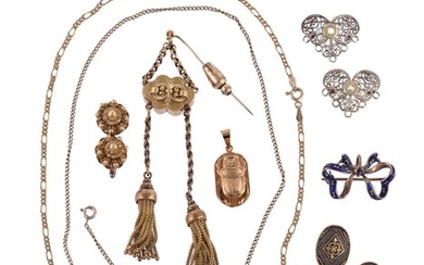 A SMALL COLLECTION OF GOLD COLOURED JEWELLERY