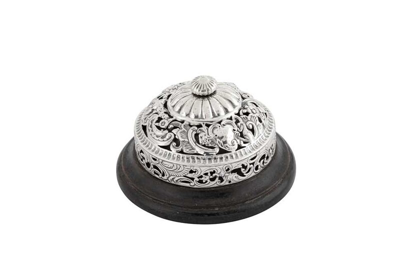 A VICTORIAN STERLING SILVER TABLE BELL, LONDON 1899 BY WILLIAM COMYNS