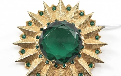 A VICTORIAN STYLE GREEN PASTE BROOCH, DIAMETER 55MM