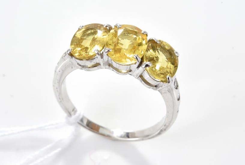 A YELLOW SAPPHIRE AND DIAMOND RING IN 18CT GOLD