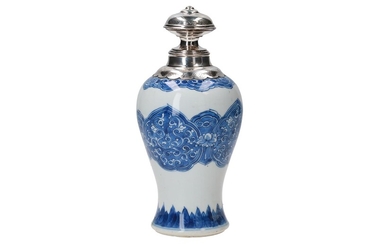 (-), A blue and white porcelain tea caddy...