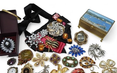 A collection of vintage costume brooches to include Czech gl...