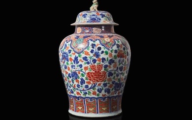 A large Chinese wucai-decorated porcelain jar and cover,18th century 五彩大&#33995