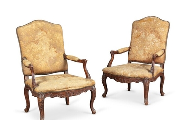 A pair of walnut armchairs, French Regence style | Paire de fauteuils en noyer de style Régence