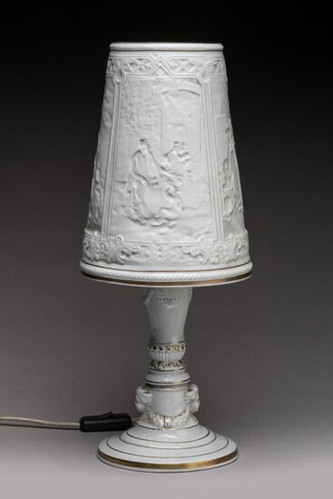 ALLEMAGNE. Manufacture PLAUE en Thuringe (fondée en 1816). Importante lampe lithophanie en porcelaine formée de...