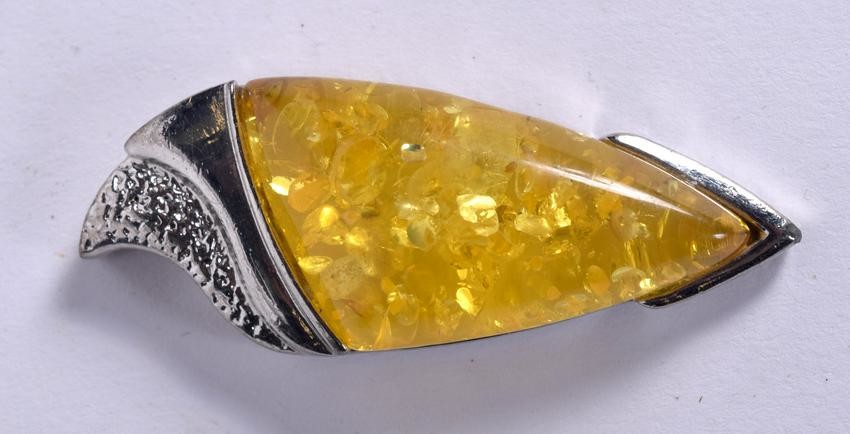 AM AMBER TYPE PENDANT, formed with white metal mounts.