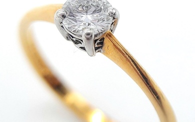 AN 18K YELLOW GOLD DIAMOND SOLITAIRE RING. ROUND BRILLIANT...
