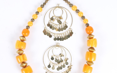 AN AMBER STYLE RESIN NECKLACE TOGETHER WITH GILT HOOP EARRINGS.