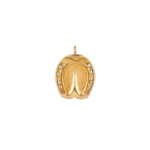 AN ANTIQUE GOLD PENDANT, depicting a horseshoe, inscribed Se...