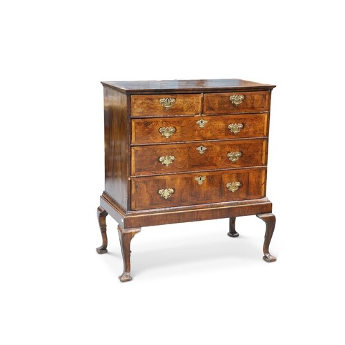 AN EARLY 18TH CENTURY WALNUT CHEST OF DRAWERS, with two shor...