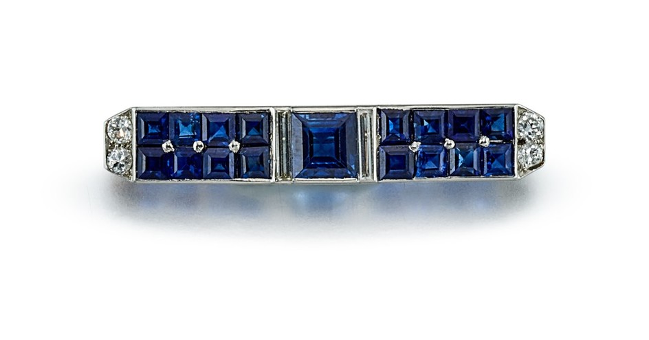 ART DECO SAPPHIRE AND DIAMOND BAR BROOCH, CARTIER | Art Deco 藍寶石 配 鑽石 別針, 卡地亞（Cartier）