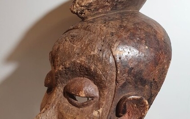 Afrique. Masque Igbo du Nigéria. Masque singulier aux belles lignes et aux formes équilibrées dans...