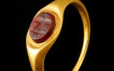 Ancient Roman Gold Ring with an Intaglio stone engraved with the depiction of an Amphora - (1)