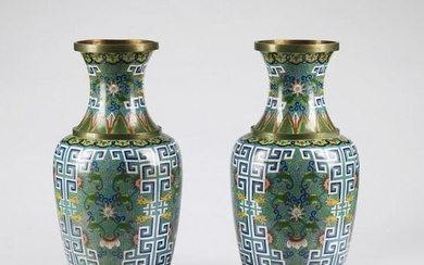 Arte Cinese A pair of large cloisonnÃ© vases decorated