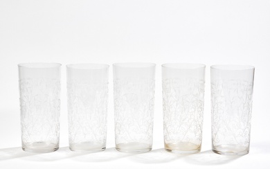 BACCARAT, France Ensemble de cinq verres en cristal gravés de motifs végétaux Signés sous la...