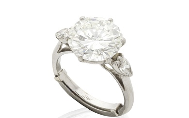 BAGUE DIAMANTS Ornée au centre d'un diamant de taille brillant pesant 5.99 carats, épaulé de...