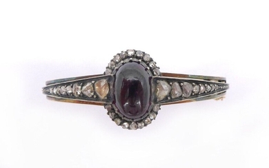 BRACELET in 18K yellow gold and silver holding a cabochon garnet of approximately 9 carats in a ring of rose-cut diamonds. Wrist circumference: 16 cm. Gross weight : 29.80 gr. A garnet, diamond, gold and silver bracelet.