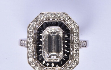 Bague en or gris 18K (750/oo), le plateau octogonal centré d'un diamant taille émeraude calibrant...