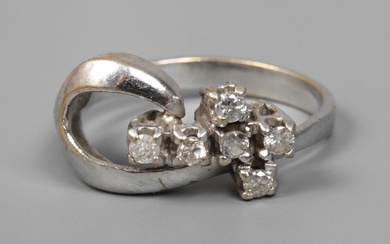 Bague pour femme avec brillants vers 2000, or blanc estampillé 750, tête d'anneau d'environ 10...