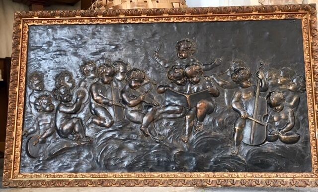Bas-relief representing a choir of cherubs - gypsum or scagliola - First half 20th century