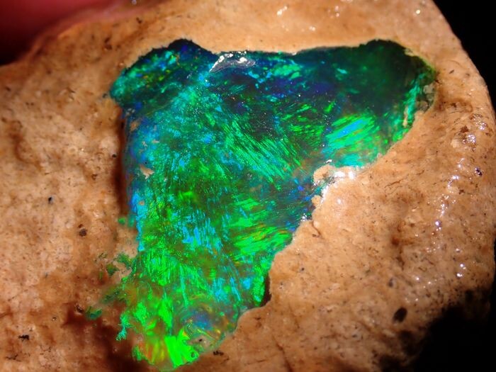 Beautiful Large Crystal Opal 537ct - 61.62×58.78×37.96 mm - 107.4 g