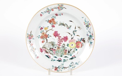 Belle coupe chinoise du XVIIIe siècle en porcelaine à décor Famille Rose de fleurs et...