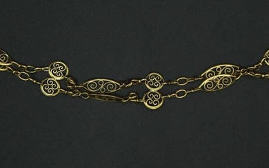 Bracelet en or jaune à deux rangs de maille filigrannée avec une médaille gravée et une breloque avec le chiffre "13" orné de pierres rouges et petites roses. Poids brut : 13,45 g / L. 19 cm