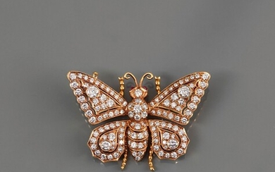 Broche dessinant un papillon deux ors, 750 MM, recouvert de diamants total 3 carats, yeux...