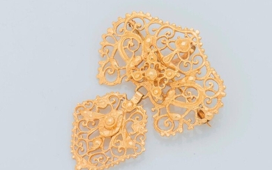 Brooch pendant guipure brooch in textured 18K yellow gold (750 thousandths), openworked in filigree, retaining an Indian-inspired motif.