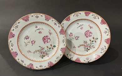 CHINE, XVIIIe siècle, période Qianlong (1736-1795) Deux assiettes en porcelaine à décor polychrome des émaux...