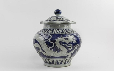 CHINESE BLUE AND WHITE LIDDED JAR