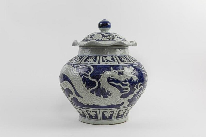 CHINESE BLUE AND WHITE LIDDED JAR