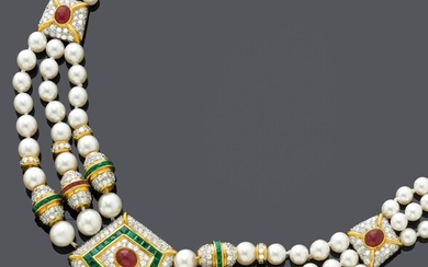 COLLIER PERLE-RUBIS-ÉMERAUDE-DIAMANT.Or jaune 750, poids total 103g.Collier élégant à trois rangs, composé de nombreuses perles...