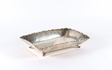 Centrotavola in argento con bordo decorato a volute, piedini a ricciolo (g 800) (cm 32x8x24) (difetti)