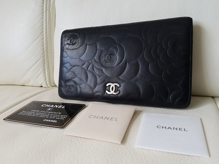 Chanel - Camellia Wallet at auction | LOT-ART