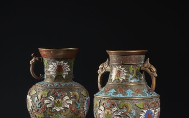 Chine, Réunion de deux vases formant pendant à décor polychrome de végétaux en émaux cloisonnés....