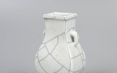 Chine, XIXe siècle Vase émaillé craquelé à anses H : 13 cm.