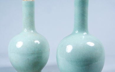Chine, fin XIXe-début XXe siècle, paire de vases bouteilles en porcelaine émaillée céladon craquelé, à...
