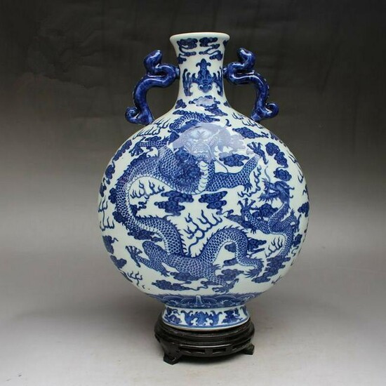Chinese Handmade blue and white porcelain dragon vase