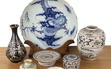 Collection of porcelain Chinese and Vietnamese, 15th-20th Century including a...