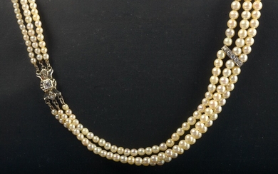 Collier 3 rangs de perles dégradées aux barettes et au fermoir en or blanc 18...