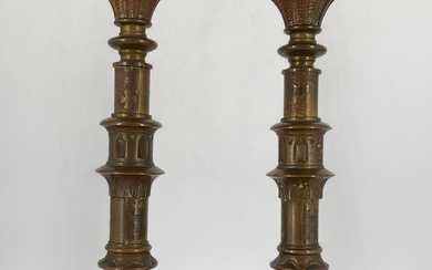 Coppia di candelieri tripodi in bronzo di gusto neogotico. Secolo XIX (h cm 42) (difetti e modifiche)