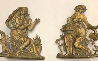 Deux BOUCLES de ceinture en bronze doré à décor ciselé et ajouré de Nymphes assises...