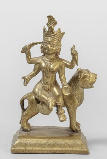 Durga su leone in bronzo dorato, India del Sud