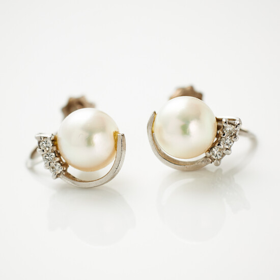 EARRINGS, 1 pair, RING, 18k white gold, cultured saltwater pearls approx. 8.3 and 9.5 mm respectively and 16 small brilliants.